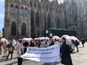 Der Flashmob der OMAS GEGEN RECHTS vor dem Stephansdom April 2024