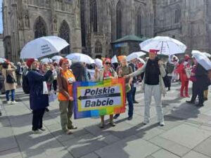 Die polnischen OMAS GEGEN RECHTS auf dem Stephansplatz in Wien