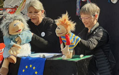 Das Puppenspiel zu EU-Wahl 2024 der OMAS GEGEN RECHTS Bild: NN
