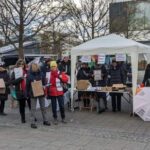 Die Omas gegen Rechts an ihrem Infostand zur Bundestagswahl vor dem MIRA-Einkaufszentrum