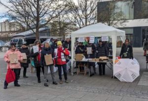 Die Omas gegen Rechts an ihrem Infostand zur Bundestagswahl vor dem MIRA-Einkaufszentrum