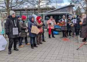 Omas gegen Rechts beim Infostand vor dem MIRA-Einkaufszentrum