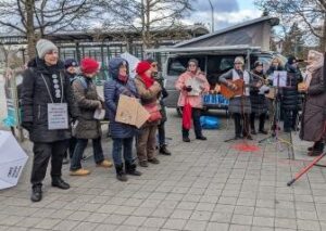 Omas gegen Rechts beim Infostand vor dem MIRA-Einkaufszentrum