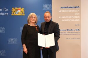 Dr. Elisabeth Redler mit Staatsminister Thorsten Glauber (c) StMUV