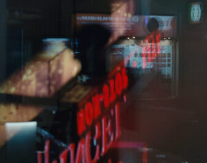 Videostill aus der Installation overexposed/underexposed von Mila Zhluktenko und Daniel Asadi Faezi, 2025 | © NS-Dokumentationszentrum München