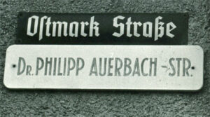 Straßenschilder im jüdischen Displaced-Persons Lager Föhrenwald: Die Ostmarkstraße wurde in Auerbachstraße umbenannt.