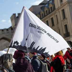 Fahne OMAS GEGEN RECHTS (c) OgR