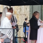 Eine OMA liest die Neujahrsgrüße der OMAS GEGEN RECHTS (c) OgR